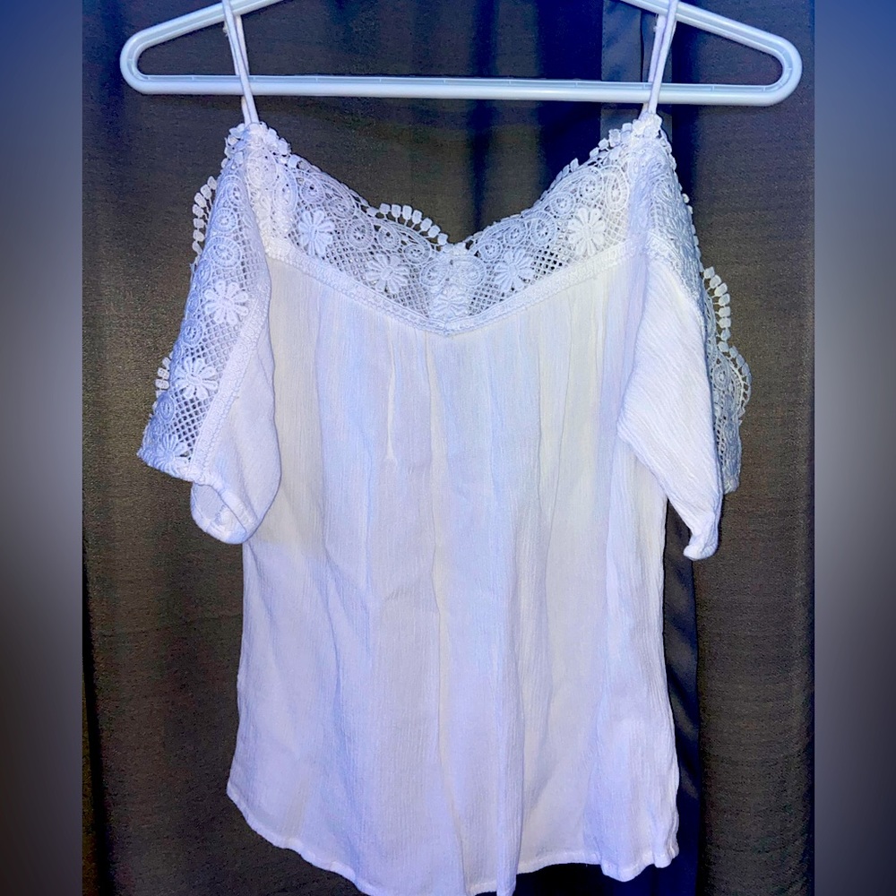 White lace cold shoulder crinkle lace size small gypsies and wanderlust